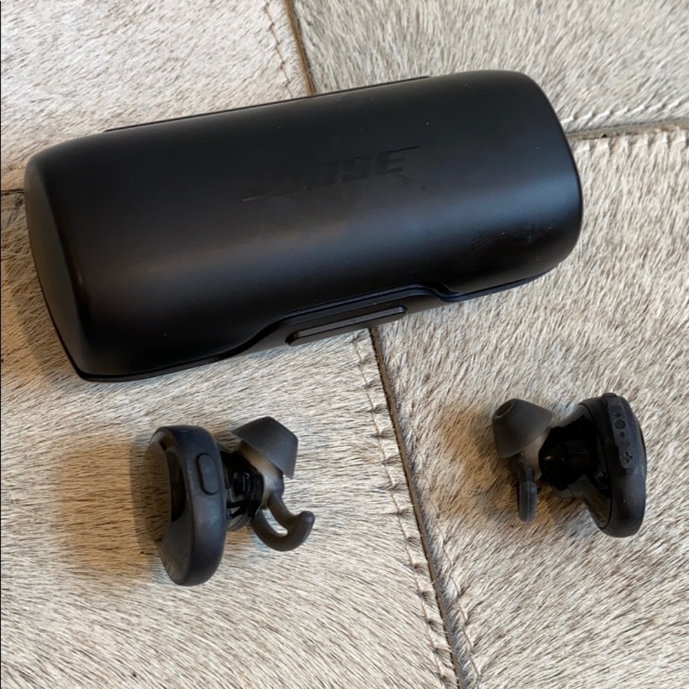 Pair of Bose wireless earbuds/ charging case